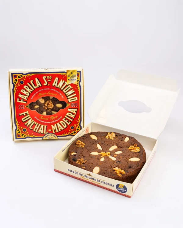 Bolo de Mel de Cana Receita Especial Fábrica Santo António, caixa aberta com o bolo visível e caixa fechada ao lado