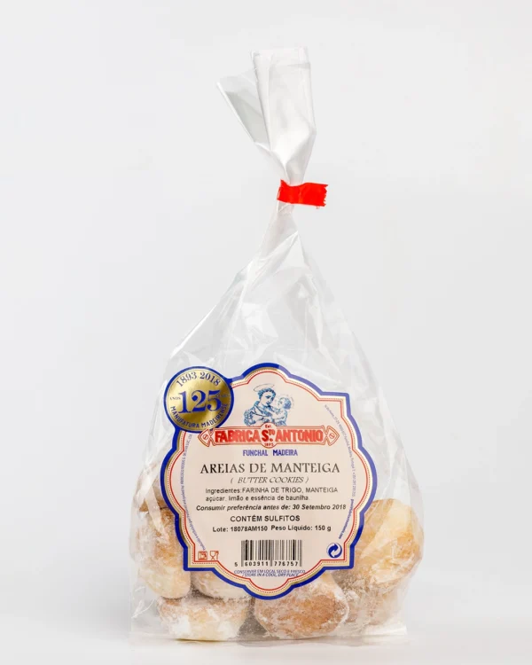 Areias de Manteiga da Fábrica Santo António, biscoitos claros polvilhados com açúcar em pó, embalados em saco transparente