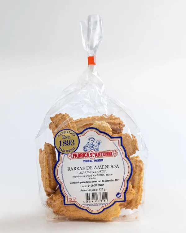 Barras de Amêndoa da Fábrica Santo António, biscoitos dourados em formato de barra, superfície riscada, embalados em saco transparente