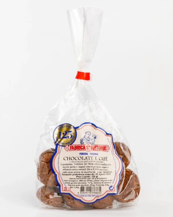 Broas de Chocolate e café Fábrica Santo António, biscoitos redondos e castanhos, embalados em saco transparente selado com fita vermelha
