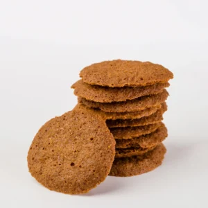 Broa Especial de Gengibre da Fábrica Santo António, empilhada, com uma bolacha encostada à pilha