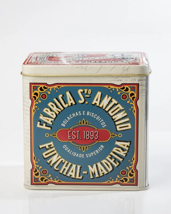 Lata retangular de metal da Fábrica Santo António, em tons de creme e azul, com "Est. 1893"
