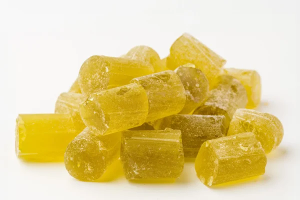 Rebuçados artesanais de eucalipto FSA, empilhados, de formas irregulares, cor verde claro