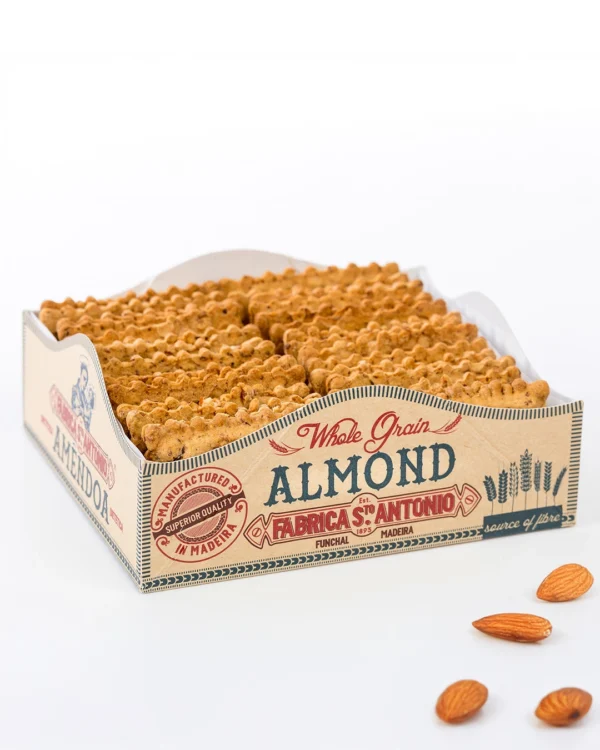 Caixa cor kraft Bolacha dietética de Amêndoa Fábrica Santo António, bolachas alinhadas no interior, duas amêndoas soltas ao lado