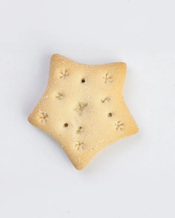 Biscoito Sortido de Formas da Fábrica Santo António, formato de estrela, cor dourada clara