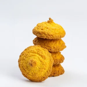Broa de Côco da Fábrica Santo António, empilhada, cor amarela intensa, textura granulada