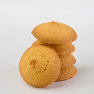 Broa de maracujá da Fábrica Santo António, empilhada, cor dourada, superfície suavemente rachada