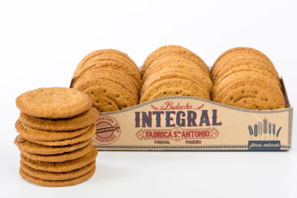 Caixa cor kraft Bolacha Maria Integral Fábrica Santo António, bolachas alinhadas no interior, pilha de bolachas empilhadas à frente