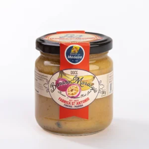 Doce de Banana e Maracujá Fábrica Santo António, frasco de vidro com tampa preta, etiqueta com ilustração dos frutos, cor amarelo pálido com sementes pretas visíveis