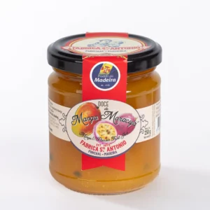 Doce de Manga e maracujá Fábrica Santo António, frasco de vidro com tampa preta, etiqueta com ilustração do fruto, cor dourada e sementes visíveis