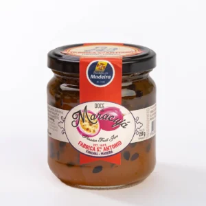 Doce de Maracujá Fábrica Santo António, frasco de vidro com tampa preta, etiqueta com ilustração do fruto, cor ambar com sementes visíveis