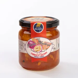 Doce de Papaia e Maracujá da Fábrica Santo António, frasco de vidro com tampa preta, etiqueta com ilustração dos frutos, cor alaranjada com pedaços e sementes visíveis
