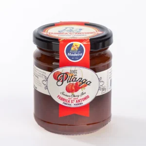 Doce de Pitanga da Fábrica Santo António, frasco de vidro com tampa preta, etiqueta com ilustração do fruto, doce vermelho escuro visível