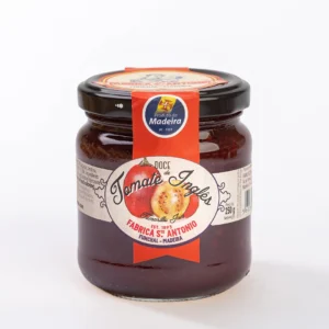 Doce de Tomate Inglês da Fábrica Santo António, frasco de vidro com tampa preta, etiqueta com ilustração do fruto, doce vermelho escuro visível