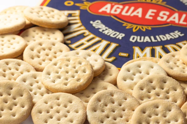 Close up de conjunto de bolachas água e sal sobre fundo com rótulo vintage azul